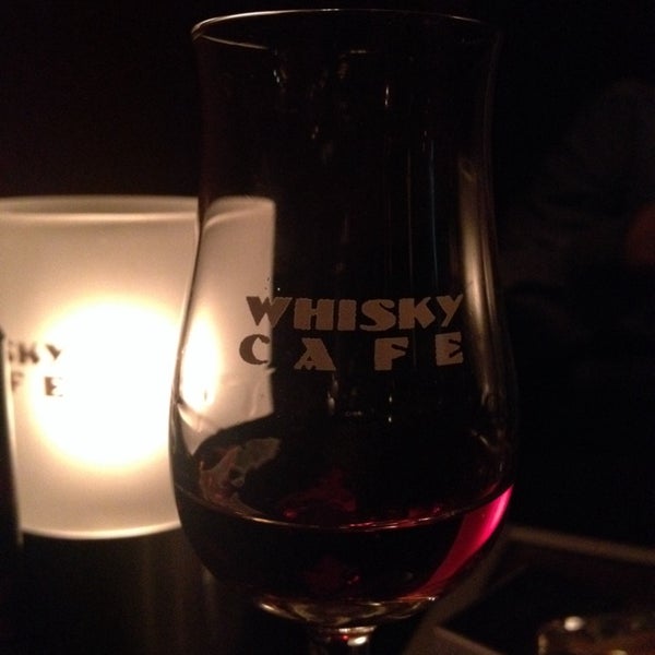 Das Foto wurde bei Whisky Café von Ari T. am 11/23/2013 aufgenommen