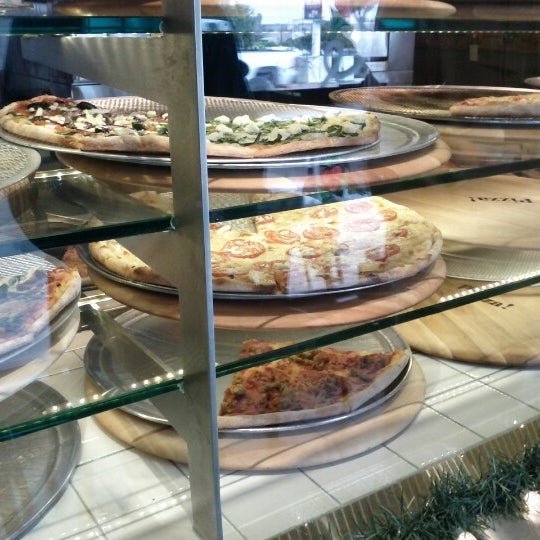Photo taken at Pizza on Pearl by Lucenildo A. on 12/18/2012