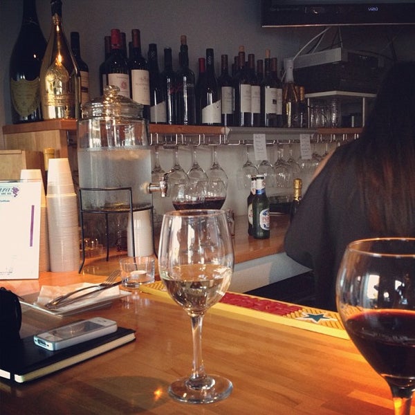10/6/2012にRich B.がSara the Wine Barで撮った写真
