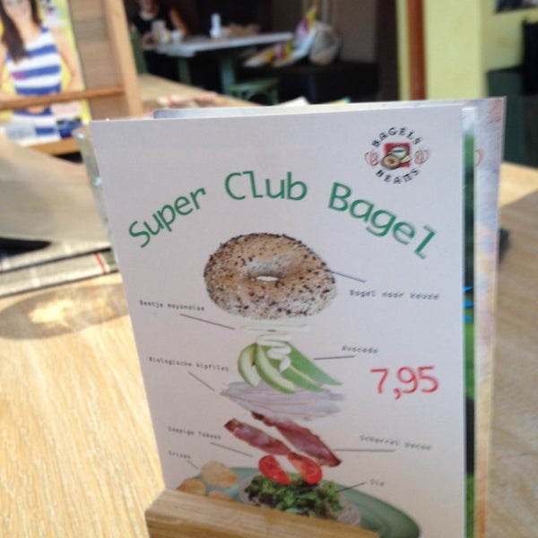 Eigen kaart. Probeer de super club bagel. Natuurlijk ook goede koffie en fijne bediening.