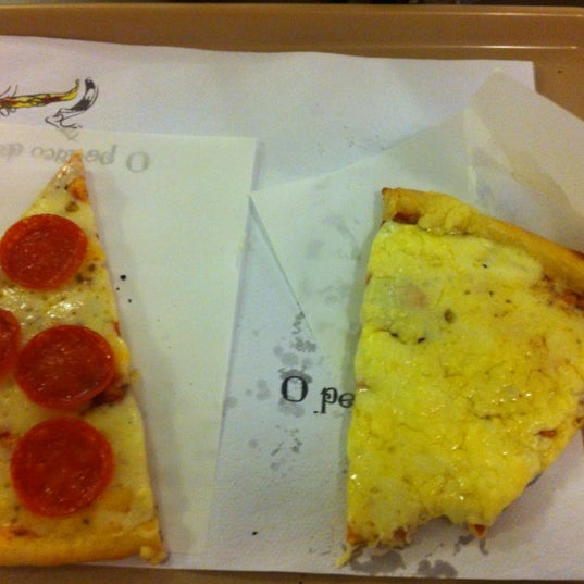 Photo taken at O Pedaço da Pizza by Livia Z. on 10/25/2012