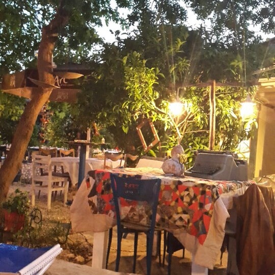 Foto diambil di Sarnıç Restaurant oleh Ender Y. pada 5/9/2015