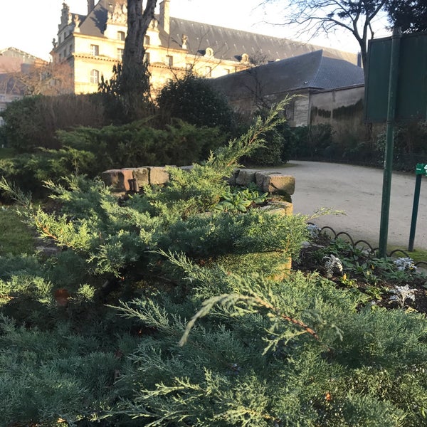 Square Santiago du Chili Park in Invalides