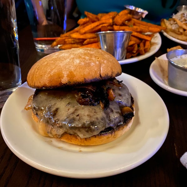 11/2/2019 tarihinde Mertziyaretçi tarafından DMK Burger Bar'de çekilen fotoğraf