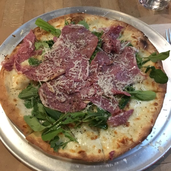 4/15/2017 tarihinde Mertziyaretçi tarafından Pizza Moda'de çekilen fotoğraf