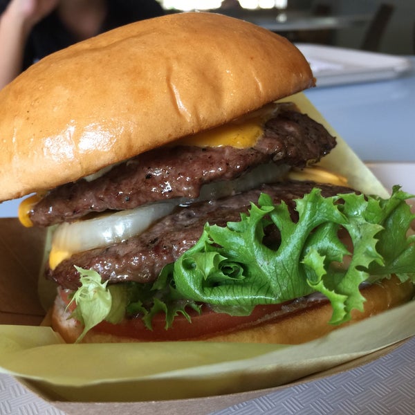 Foto tirada no(a) Mahaloha Burger por m_pixy em 10/28/2016
