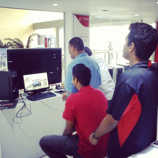 9/11/2013 tarihinde Kaushalya P.ziyaretçi tarafından Redline Technologies'de çekilen fotoğraf