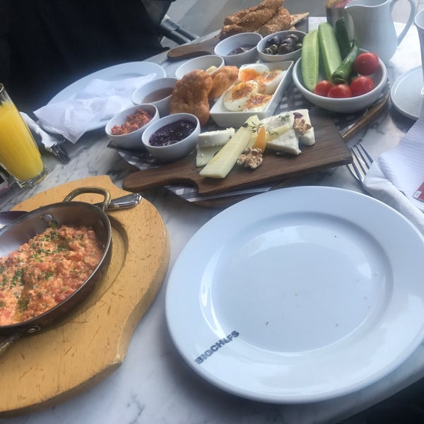 Went for breakfast 👍🏼 Morning Delight is perfect if you're more than 2, Menemen is yummy too! They got Turkish tea refills which is really cool 😍