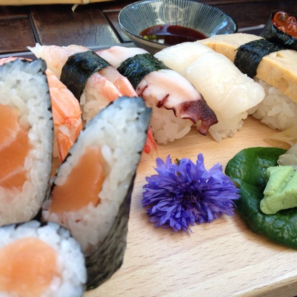 รูปภาพถ่ายที่ Bambuszliget Japán Étterem &amp; Sushi Bár โดย Harfouch V. เมื่อ 7/4/2013