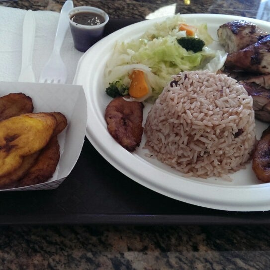 Foto tomada en The Jerk Spot Jamaican Restaurant  por lorenzie h. el 9/21/2014
