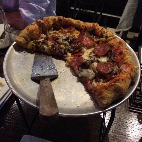 Foto diambil di Dudleys Pizza &amp; Tavern oleh Dwayne B. pada 3/26/2015