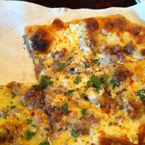 1/16/2013 tarihinde Gallyziyaretçi tarafından Hearth Pizza Tavern'de çekilen fotoğraf