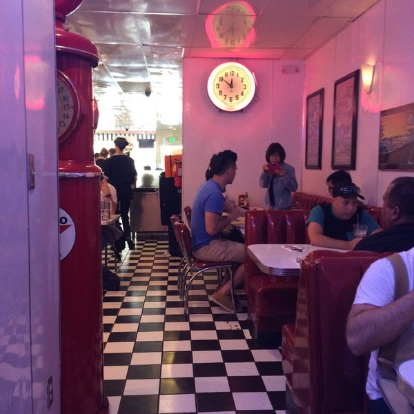 Снимок сделан в Lori&#39;s Diner пользователем JC R. 9/26/2015