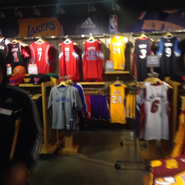 รูปภาพถ่ายที่ NBA Store โดย Maks V. เมื่อ 2/13/2014