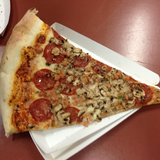 Foto diambil di Big Slice Pizza oleh Rick G. pada 10/20/2012