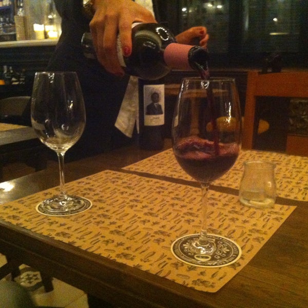 Das Foto wurde bei Toto Restaurante &amp; Wine Bar von СашаВяль Barceloner.com am 5/21/2016 aufgenommen