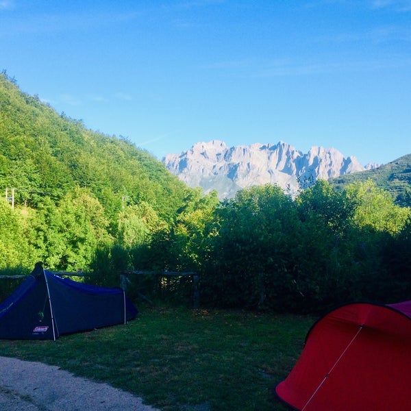 Foto tirada no(a) Camping El Cares Picos de Europa por СашаВяль Barceloner.com em 8/13/2019