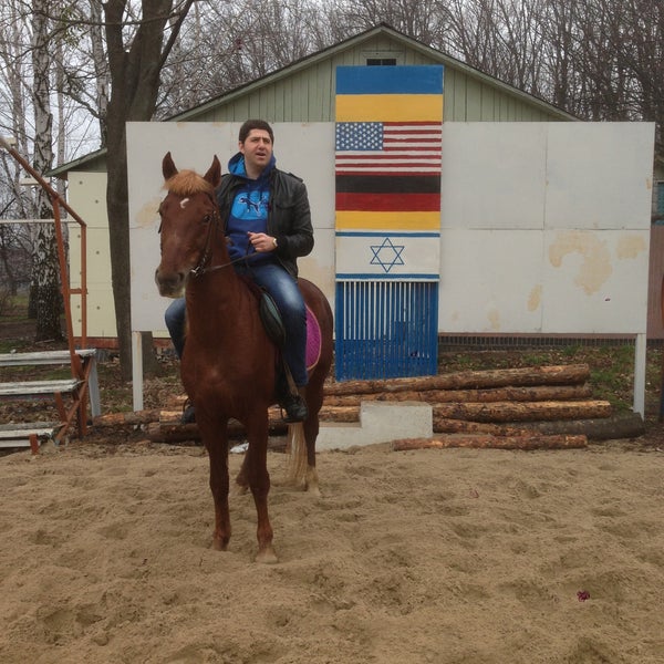 Foto tomada en Конный клуб &quot;Lucky Horse&quot;  por Gil T. el 4/14/2013