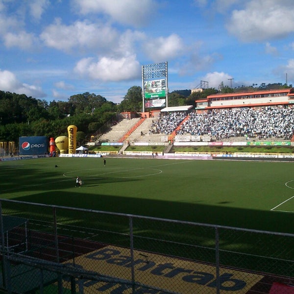 รูปภาพถ่ายที่ Estadio Cementos Progreso โดย Rodrigo B. เมื่อ 6/22/2013