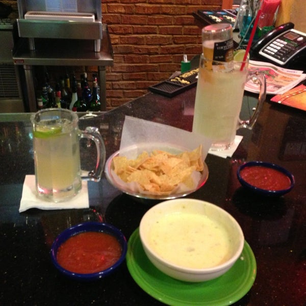 Foto tomada en La Parrilla Mexican Restaurant  por Brian B. el 5/30/2013