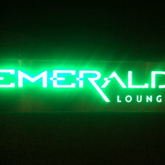 รูปภาพถ่ายที่ Emerald Lounge โดย Joselin M. เมื่อ 9/27/2012