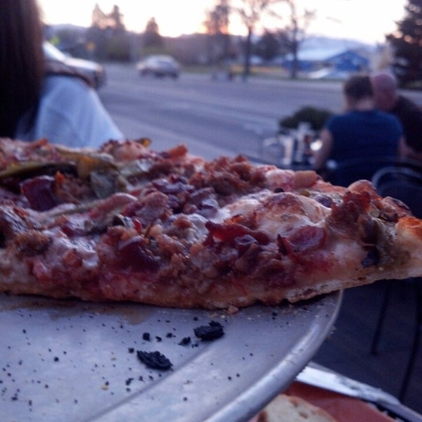 Foto scattata a Right Coast Pizza da Mike D. il 5/17/2013