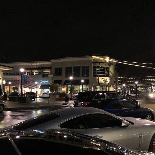 รูปภาพถ่ายที่ North Hills Shopping Center โดย Christian A. เมื่อ 2/5/2018