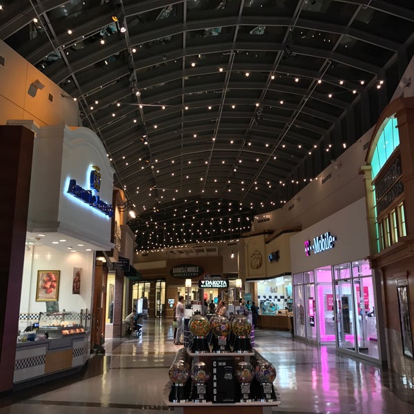 รูปภาพถ่ายที่ Triangle Town Center Mall โดย Christian A. เมื่อ 10/16/2016