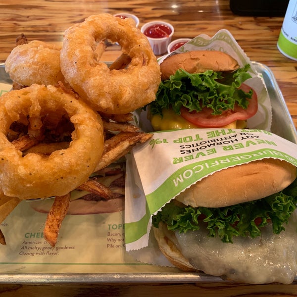 Foto diambil di BurgerFi oleh Christian A. pada 6/17/2019