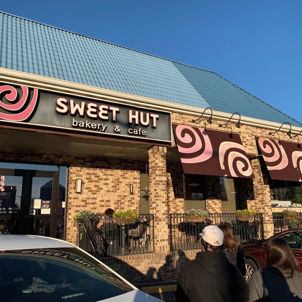 รูปภาพถ่ายที่ Sweet Hut Bakery &amp; Cafe โดย Christian A. เมื่อ 1/11/2019