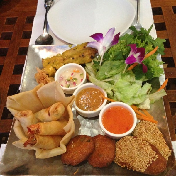 Foto tomada en Thai Thai East Restaurant  por Cagla T. el 3/14/2013