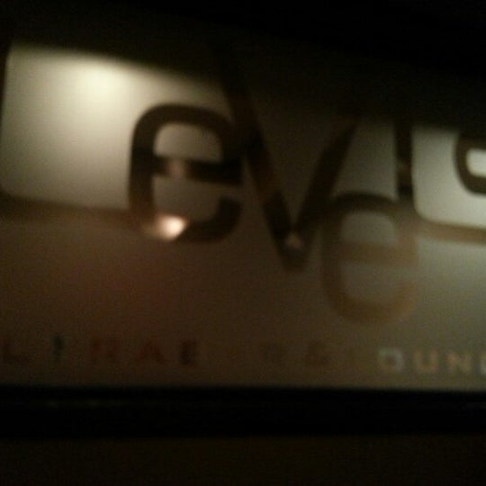 Foto tomada en Levels - Ultrabar and Lounge  por Shari R. el 11/2/2012
