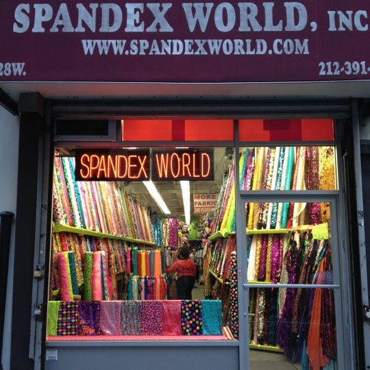 Das Foto wurde bei Spandex World Inc von ᴡ C. am 10/18/2012 aufgenommen
