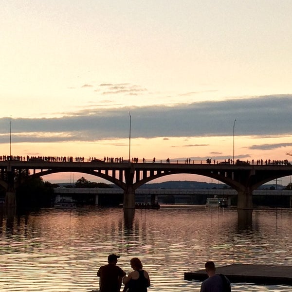 9/29/2014 tarihinde Oleksandr S.ziyaretçi tarafından Congress Avenue Kayaks'de çekilen fotoğraf