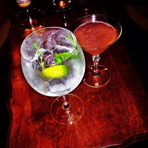 11/2/2014 tarihinde Lies V.ziyaretçi tarafından Old Fashioned Cocktail &amp; Absinthe Bar'de çekilen fotoğraf