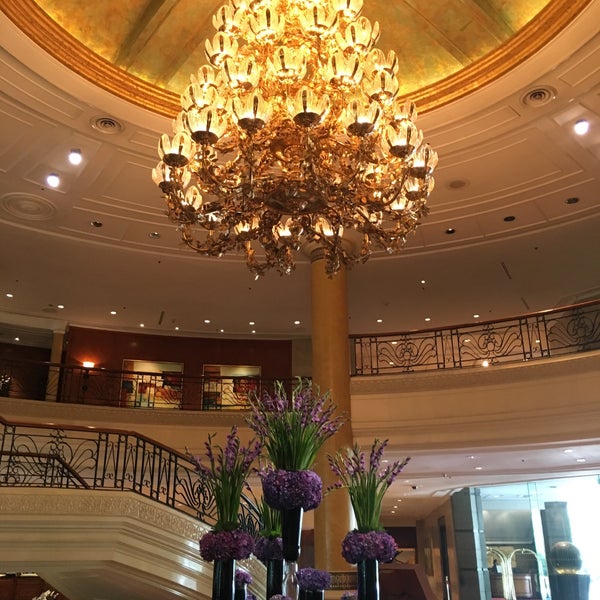6/12/2017 tarihinde Jo V.ziyaretçi tarafından Lobby Lounge at Makati Shangri-La'de çekilen fotoğraf