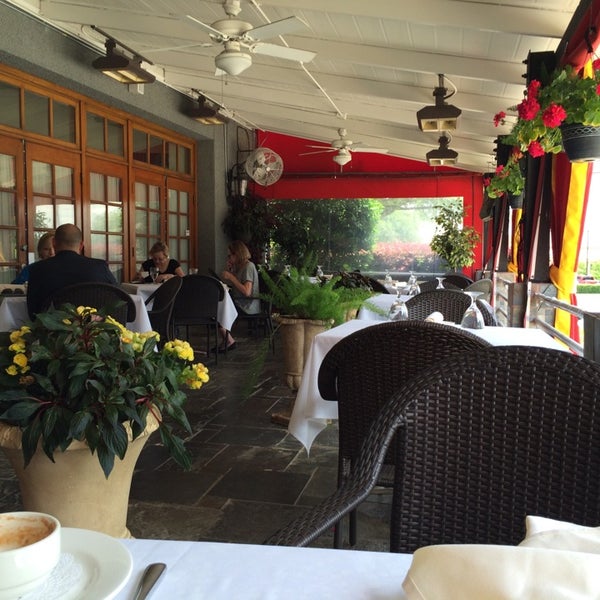 Das Foto wurde bei Cadot Restaurant von Brenda N. am 5/22/2014 aufgenommen
