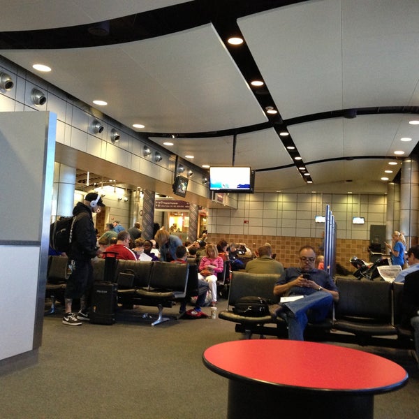 Foto diambil di San Antonio International Airport (SAT) oleh Brenda N. pada 4/19/2013