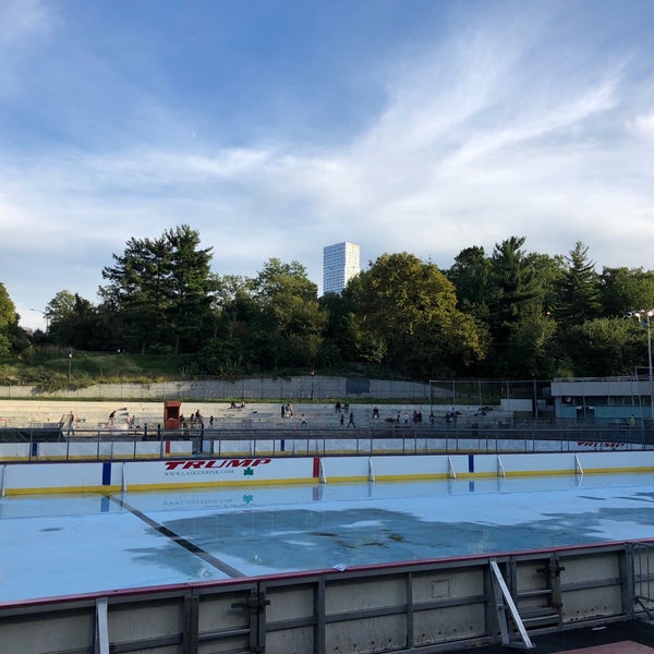Foto tirada no(a) Lasker Pool &amp; Ice Rink por Bunji Y. em 10/16/2018