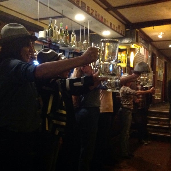Foto tomada en The Contented Cow Pub and Wine Bar  por Tiffany N. el 10/19/2014