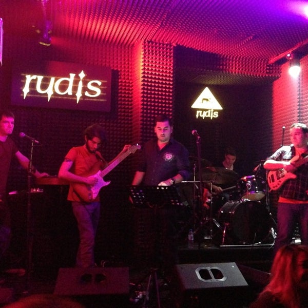 รูปภาพถ่ายที่ Rudis Bar โดย Özgür Ö. เมื่อ 3/1/2013