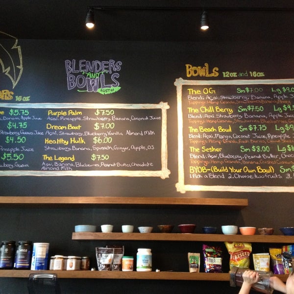 รูปภาพถ่ายที่ Blenders and Bowls โดย Lauren E. เมื่อ 3/11/2013