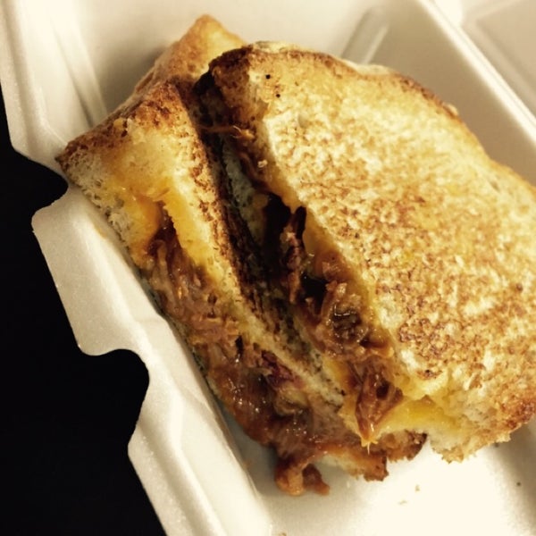 Foto scattata a Grilled Cheese at the Melt Factory da Tony Gia il 10/17/2014