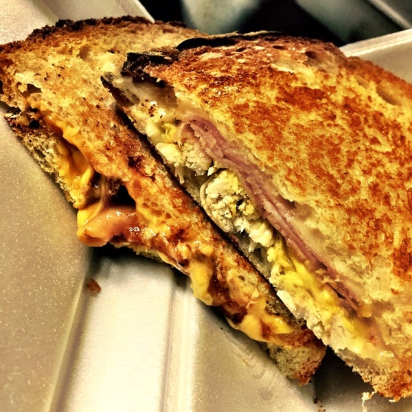 Foto scattata a Grilled Cheese at the Melt Factory da Tony Gia il 9/26/2014