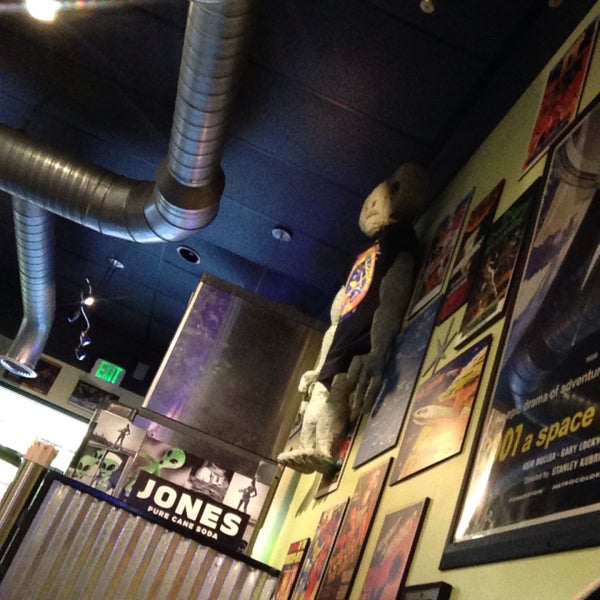 Photo taken at Flying Saucer Pizza by 739 on 5/15/2015