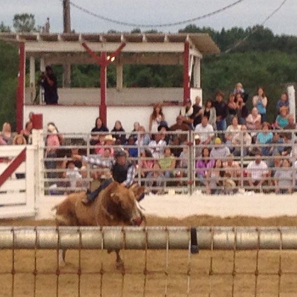 Foto tirada no(a) Cowtown Rodeo por Matt W. em 6/22/2014