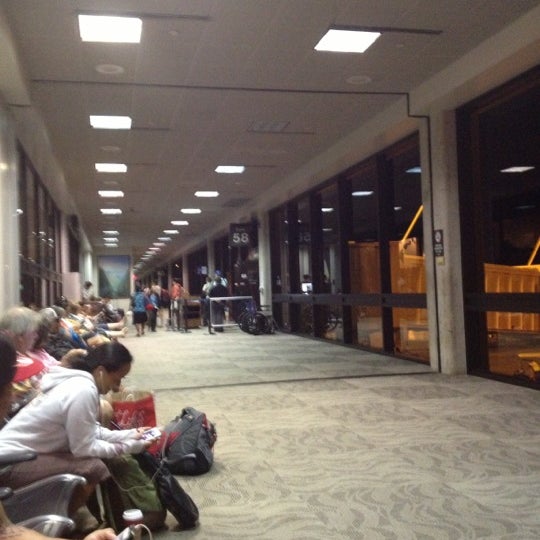 รูปภาพถ่ายที่ USO Hawaii&#39;s Airport Center โดย Mark R. เมื่อ 12/4/2012