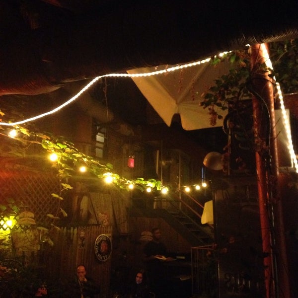 Das Foto wurde bei Five Lamps Tavern von christina leigh m. am 10/26/2014 aufgenommen
