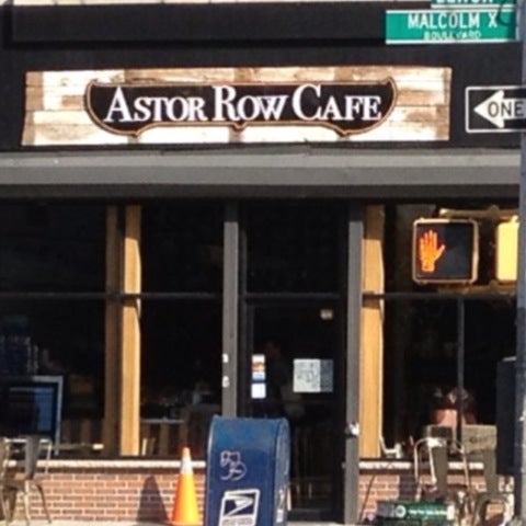 รูปภาพถ่ายที่ Astor Row Café โดย Xira เมื่อ 10/26/2012