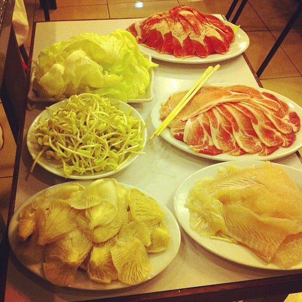 Photo taken at Tien Tien Hotpot Restaurant by Sakurai C. on 11/3/2012